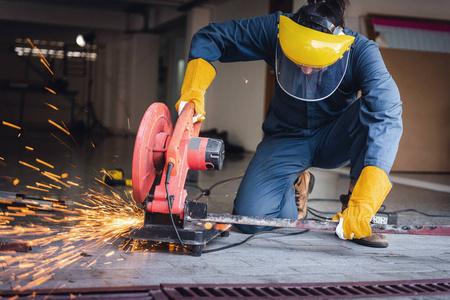 防护知识焊接技工是指在建筑工地上用安全防护设备进行金属加工的焊工